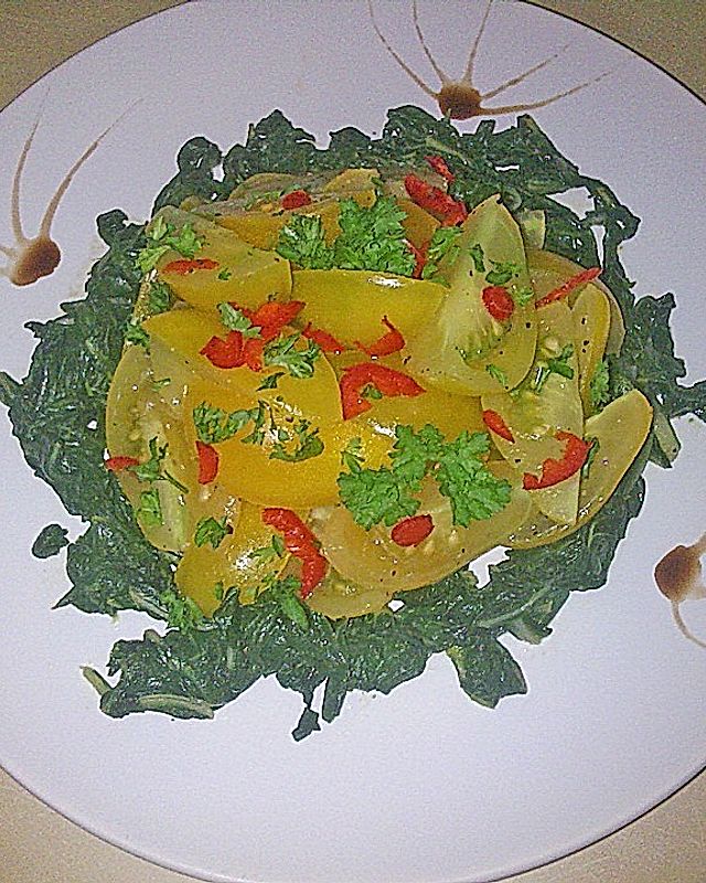 Gelber Birnentomatensalat auf Spinat