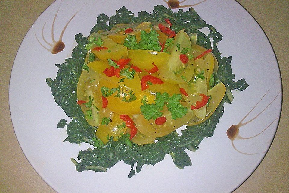 Gelber Birnentomatensalat auf Spinat