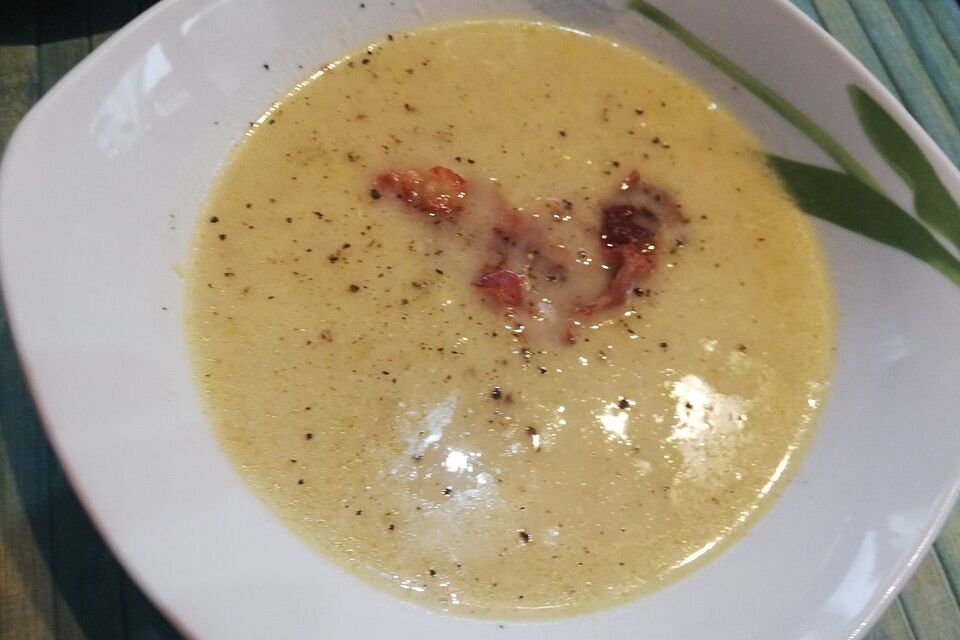 Lauchcremesuppe mit Schinken und Knoblauch