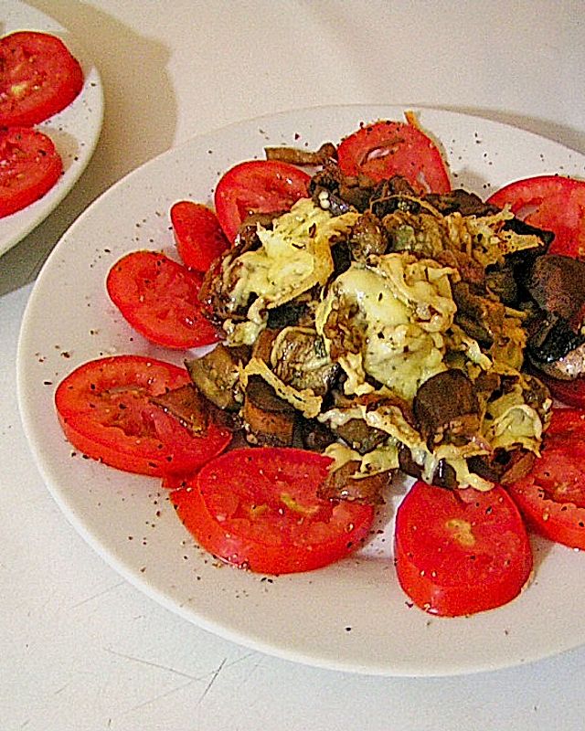 Auberginen - Pilz - Salat mit Käsekruste