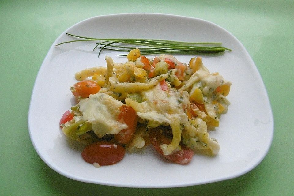 Spätzle vom Blech mit Tomaten und Paprika