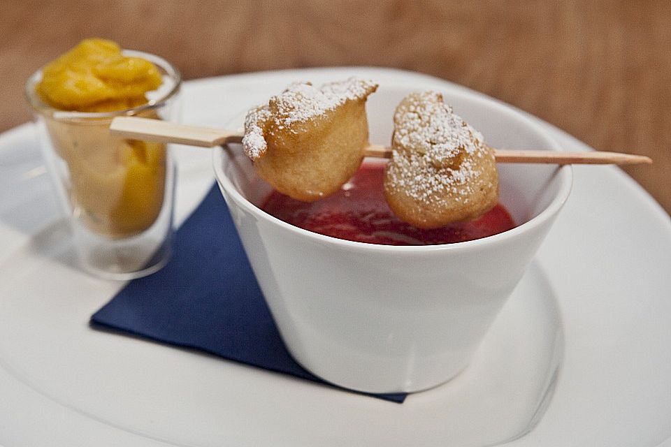 Erdbeersüppchen mit gebackenen Erdbeeren und Mangosorbet