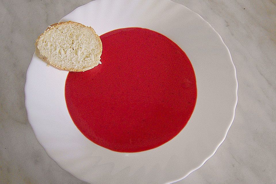 Erdbeersüppchen mit gebackenen Erdbeeren und Mangosorbet