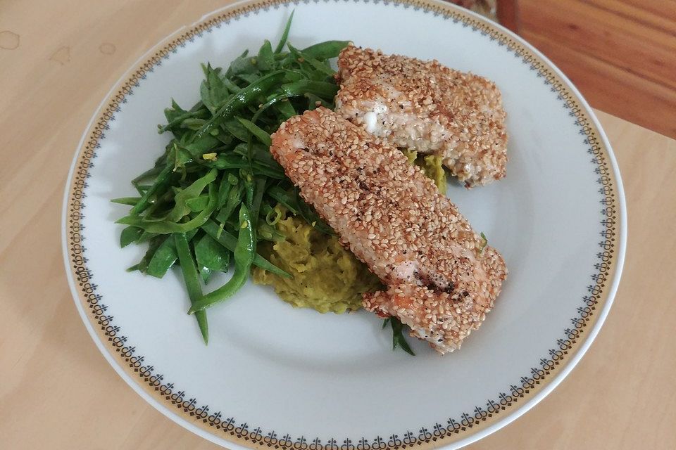 Lachs im Sesammantel auf Erbsenpüree und Zuckerschotenstroh