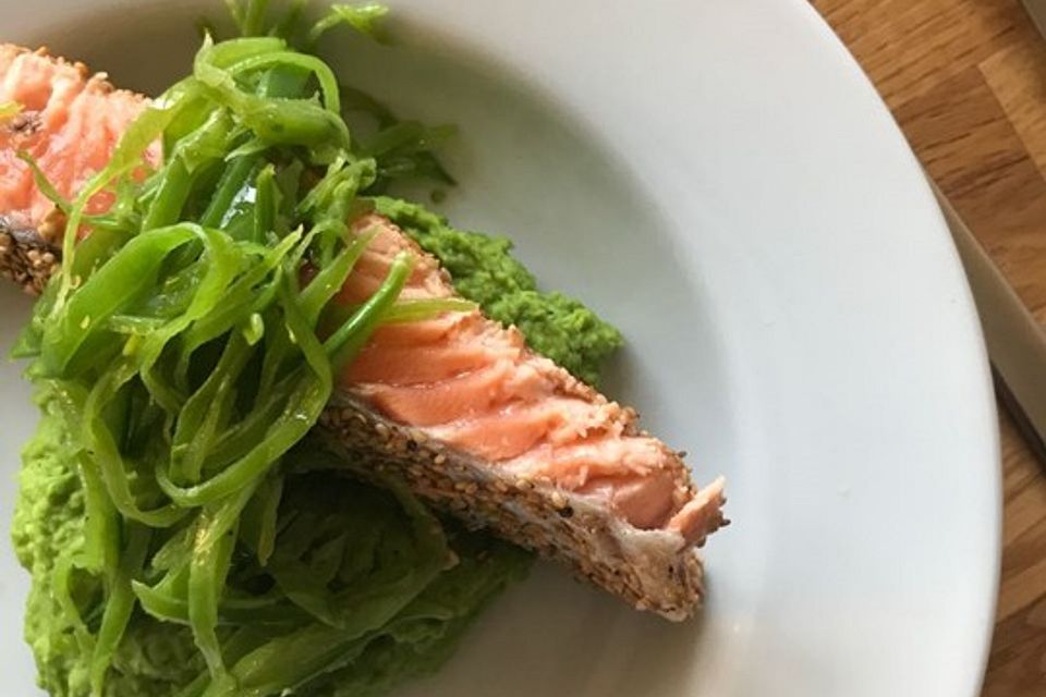 Lachs im Sesammantel auf Erbsenpüree und Zuckerschotenstroh