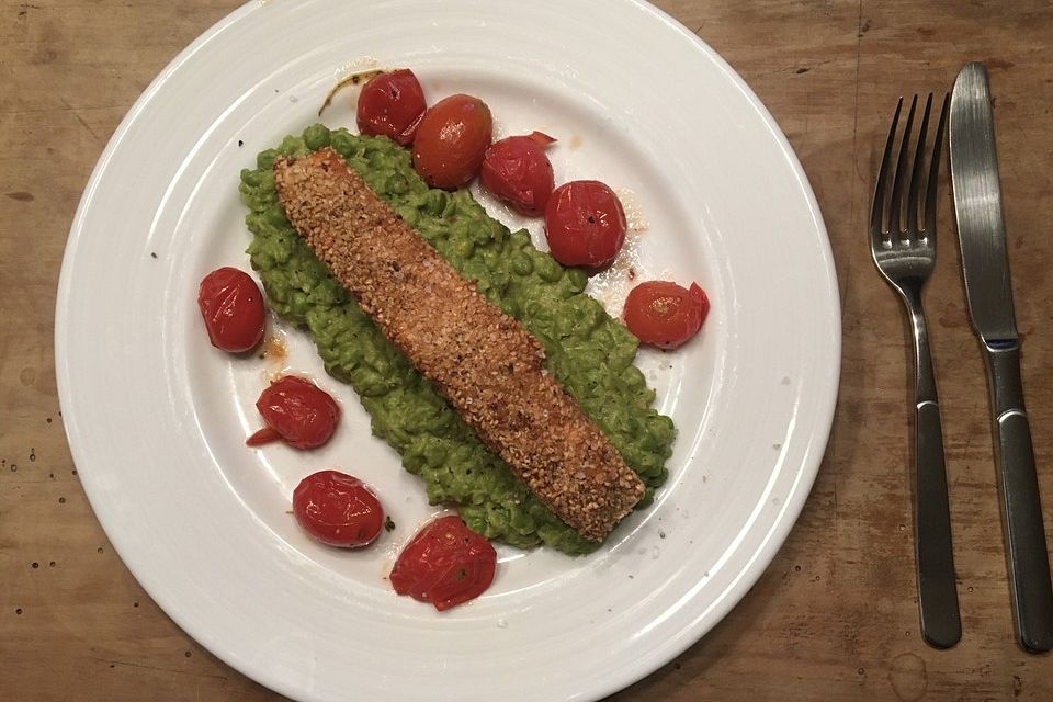 Lachs im Sesammantel auf Erbsenpüree und Zuckerschotenstroh