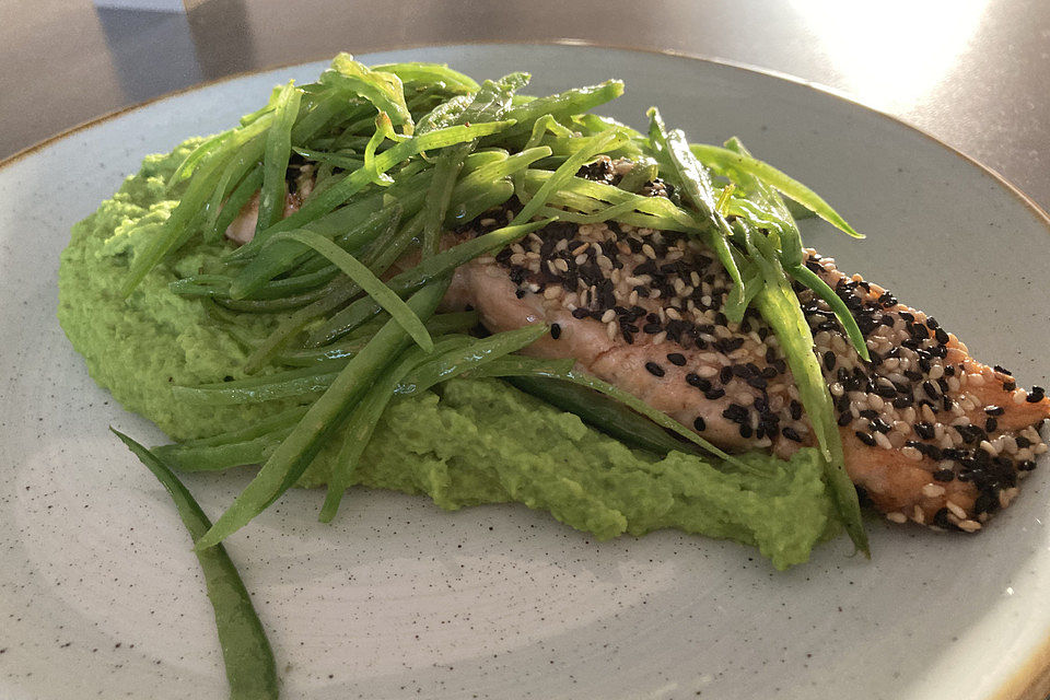 Lachs im Sesammantel auf Erbsenpüree und Zuckerschotenstroh