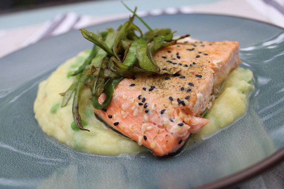 Lachs im Sesammantel auf Erbsenpüree und Zuckerschotenstroh