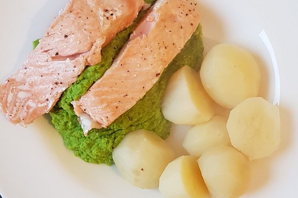 Lachs im Sesammantel auf Erbsenpüree und Zuckerschotenstroh