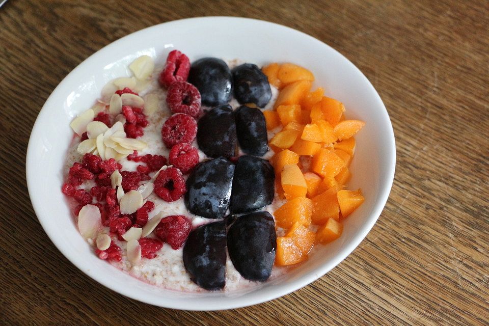 Müsli mit Joghurt und Aprikosen