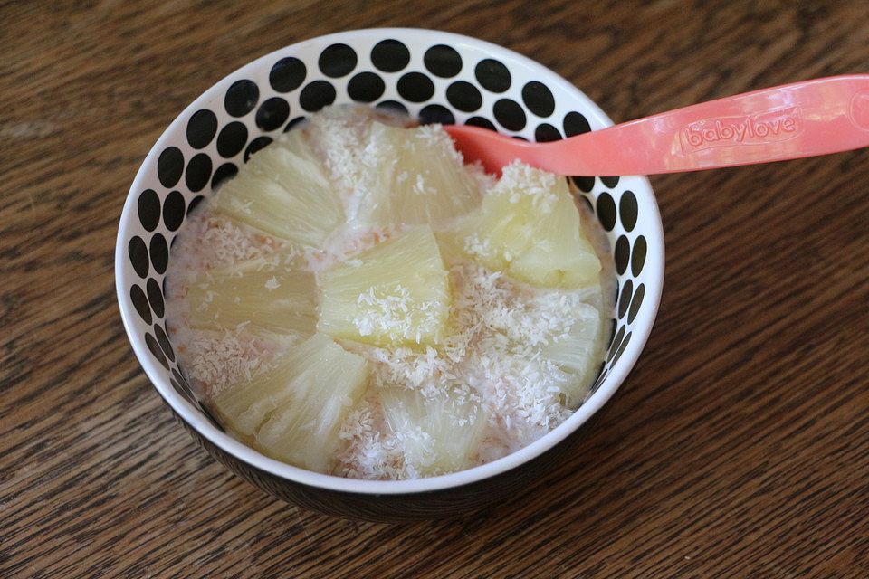 Müsli mit Ananas und Kokos