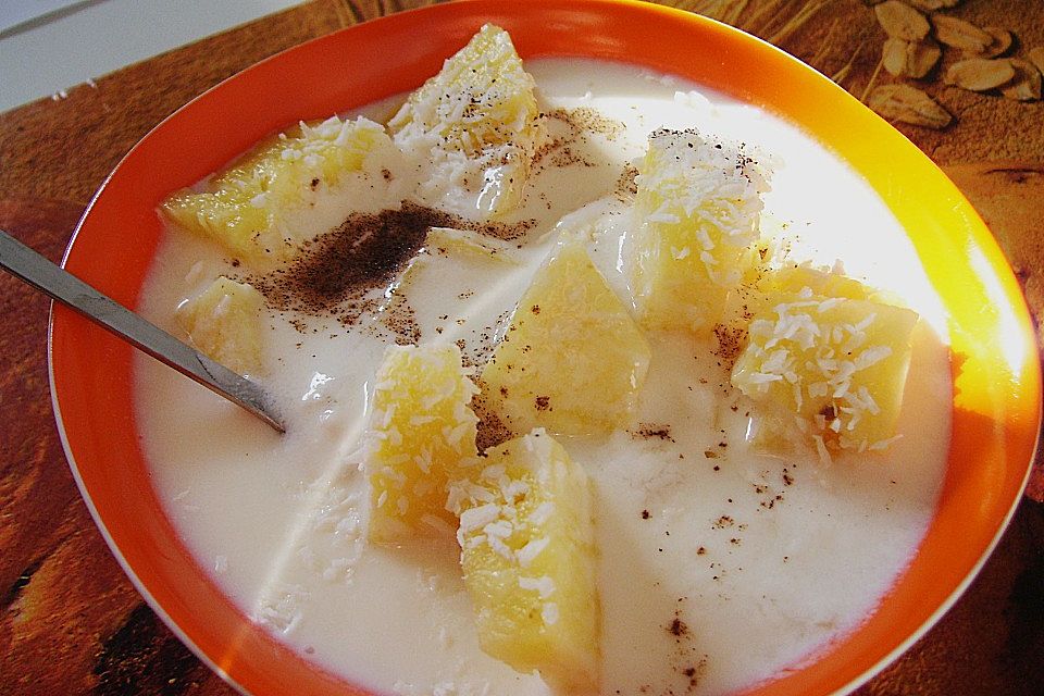 Müsli mit Ananas und Kokos