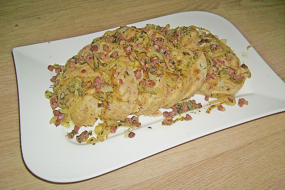 Serviettenknödel mit Speck - Zwiebel - Belag