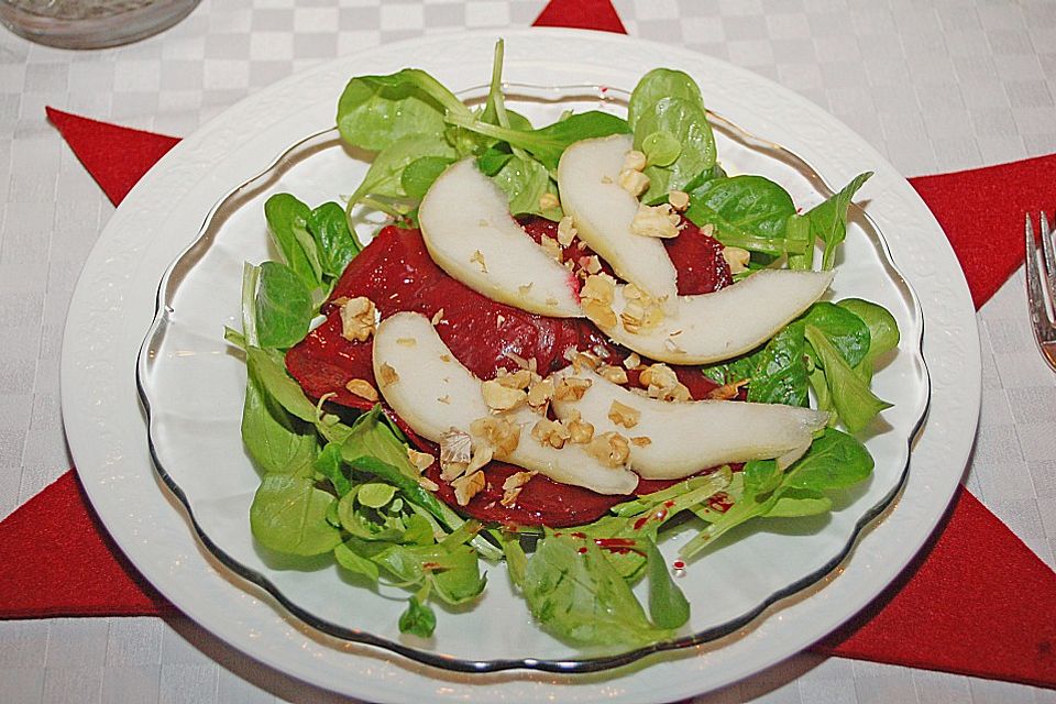 Rote Bete mit Blauschimmelkäse, Birnen, Feldsalat und Walnüssen