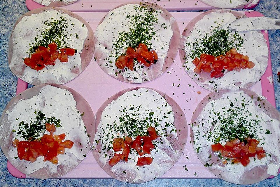 Schinkenröllchen mit Kräuterfrischkäse und frischen Tomaten