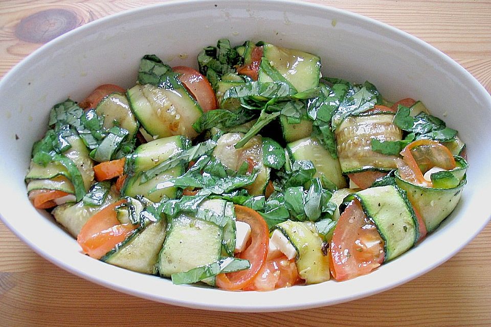 Zucchiniröllchen mit Mozzarellafüllung