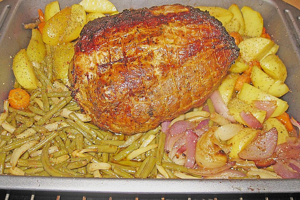 Rollbraten im Gemüsebett Rollbraten im Gemüsebett