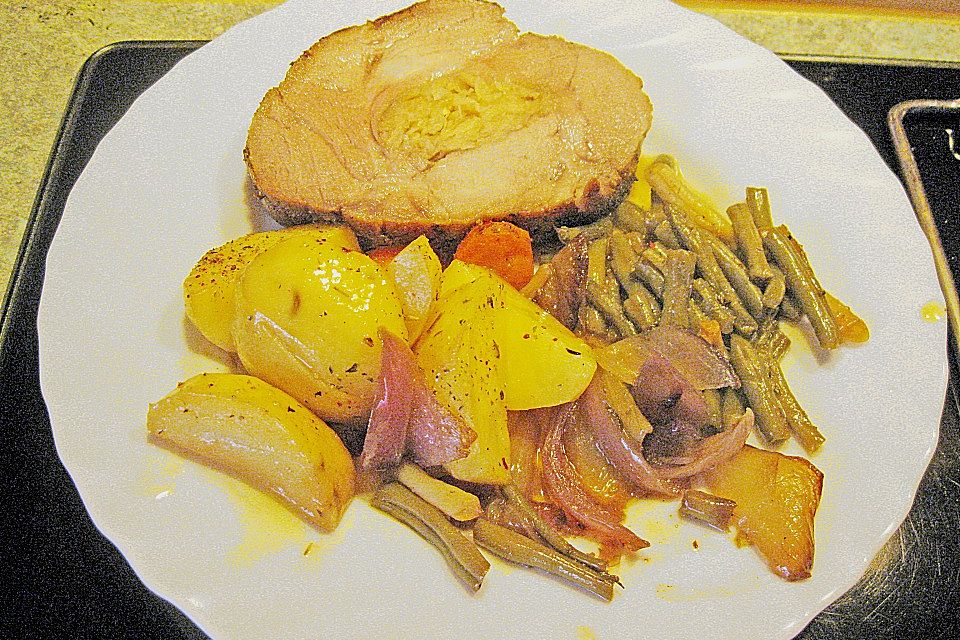 Rollbraten im Gemüsebett Rollbraten im Gemüsebett