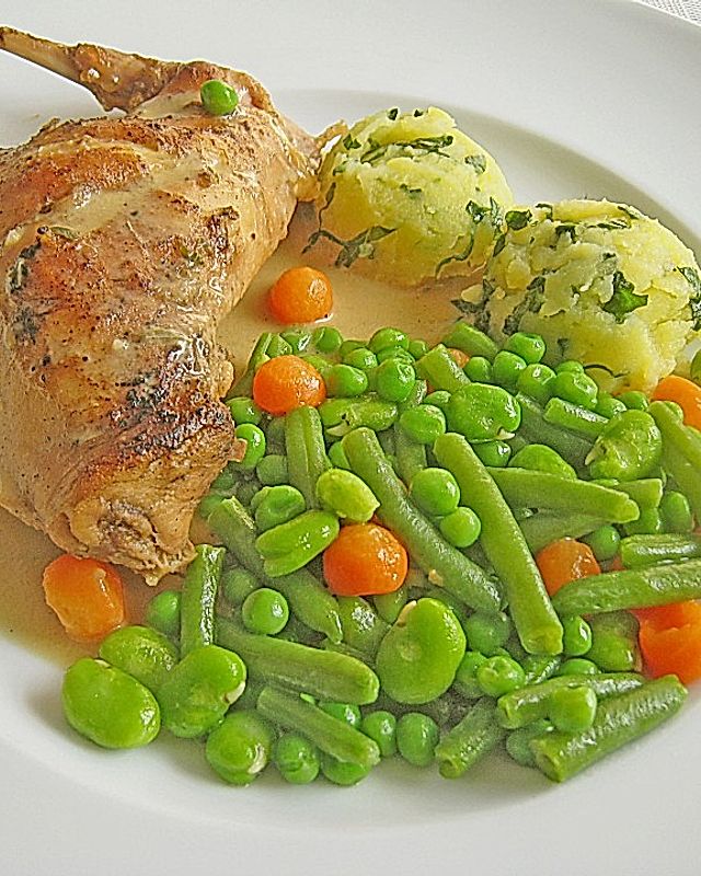Kaninchenkeule in Senfsauce mit grün - rotem Gemüse und einem Kartoffel - Basilikum - Stampf