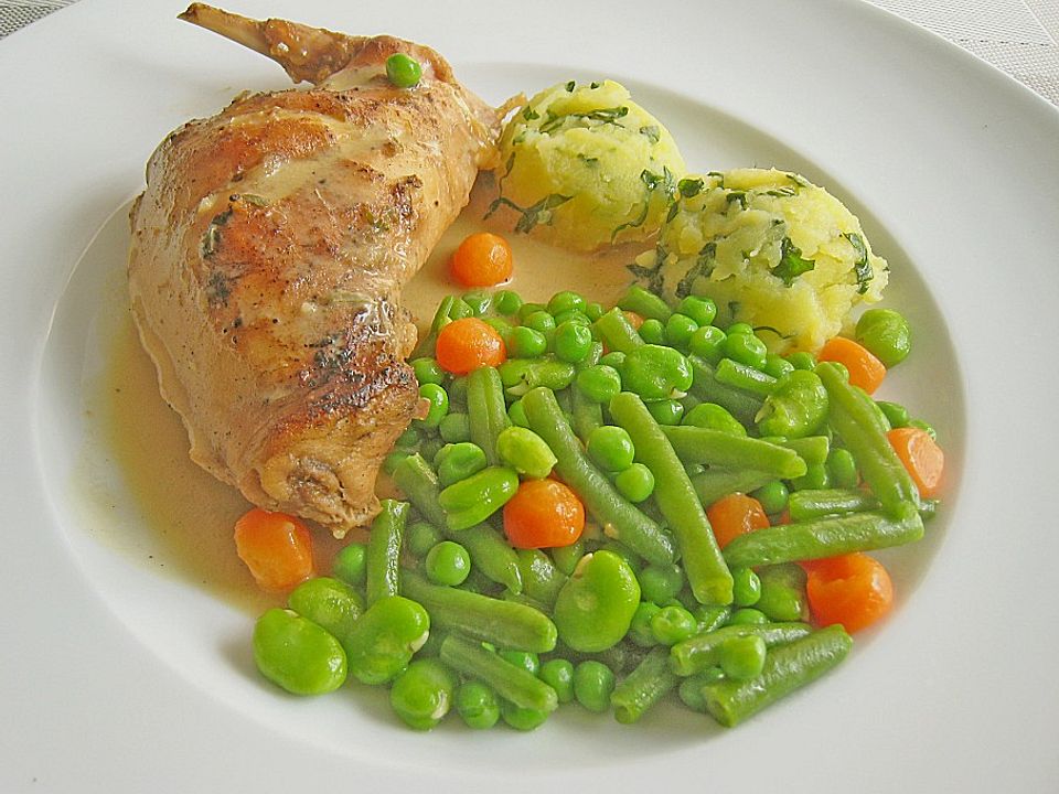 Kaninchenkeule in Senfsauce mit grün - rotem Gemüse und einem Kartoffel ...