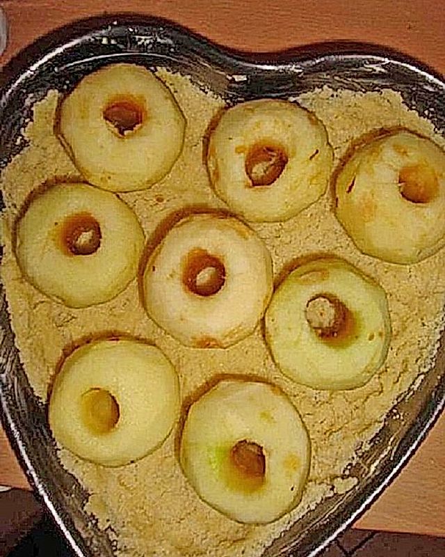 Apfelkuchen mit ganzen Äpfeln
