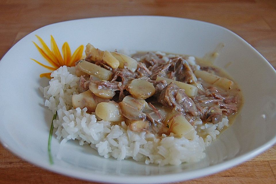 Feines Rindsfrikassee mit Spargel und Champignons