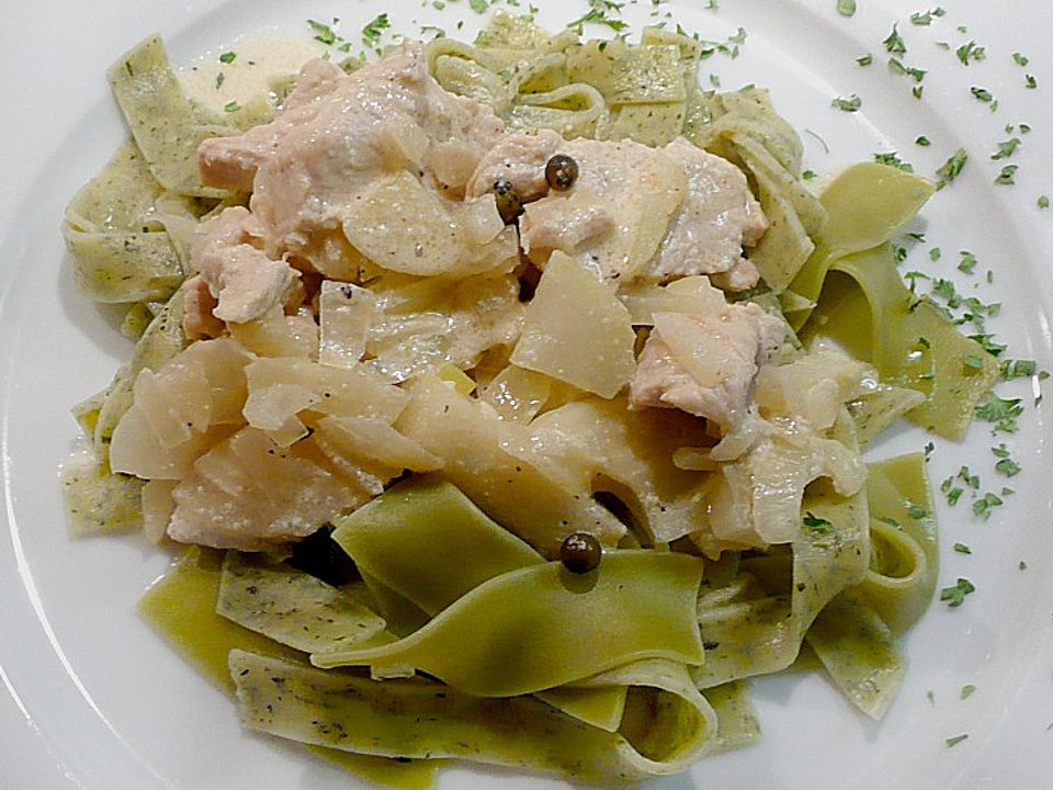 Putengeschnetzeltes mit Bandnudeln und Pfefferrahmsauce von plumbum ...
