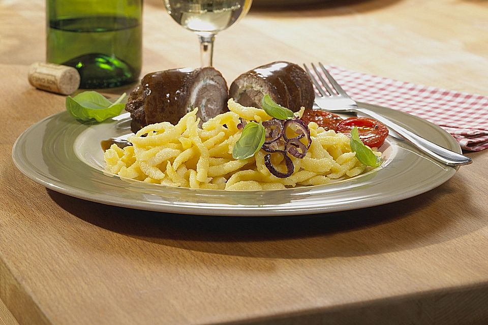 Rinderroulade mit Frischkäse - Kräuterfüllung und Eierspätzle