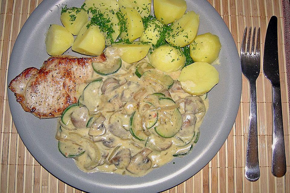 Schweinerückensteak mit Zucchini - Pilz - Gemüse