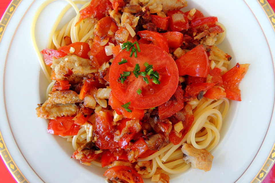 Spaghetti mit Ölsardinen, Knoblauch, Paprika und Tomaten