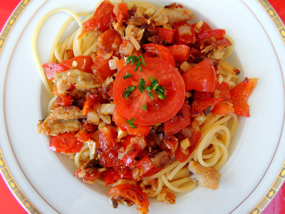 Spaghetti mit Ölsardinen, Knoblauch, Paprika und Tomaten von ...