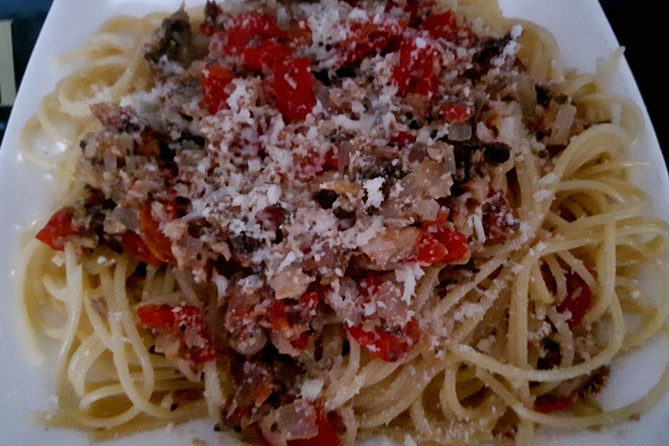 Spaghetti mit Ölsardinen, Knoblauch, Paprika und Tomaten