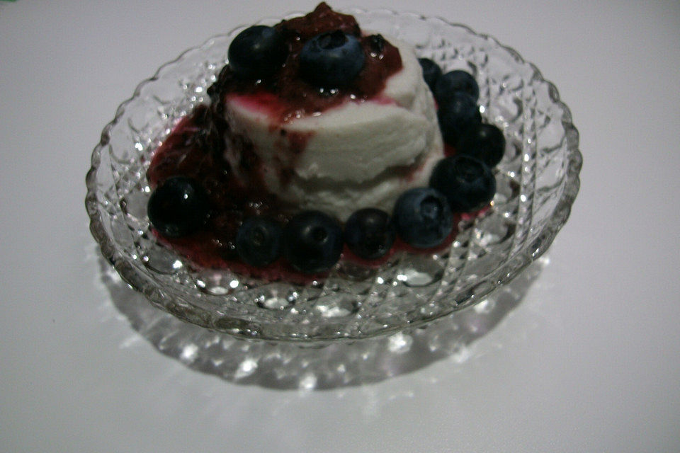 Kokos - Panna cotta mit Heidelbeeren