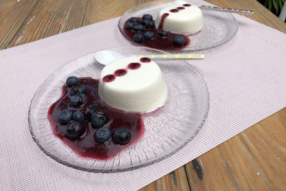 Kokos - Panna cotta mit Heidelbeeren