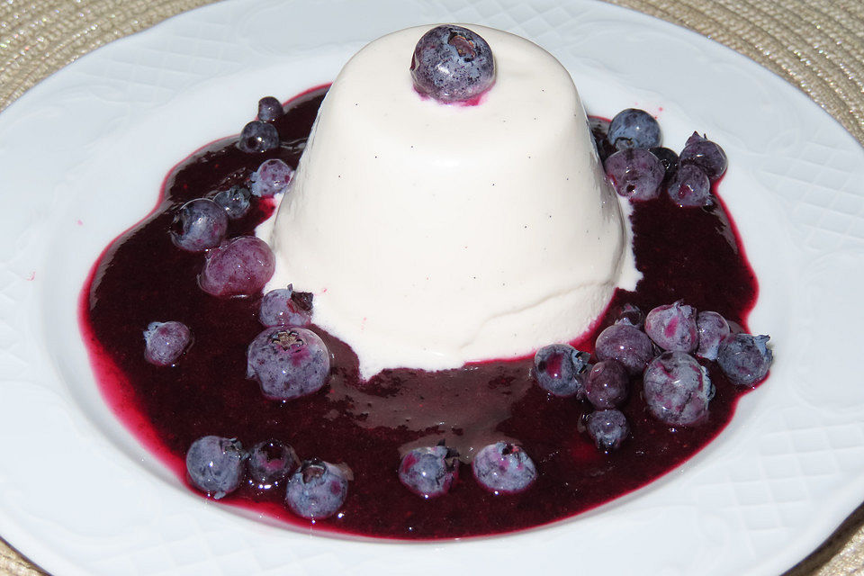 Kokos - Panna cotta mit Heidelbeeren