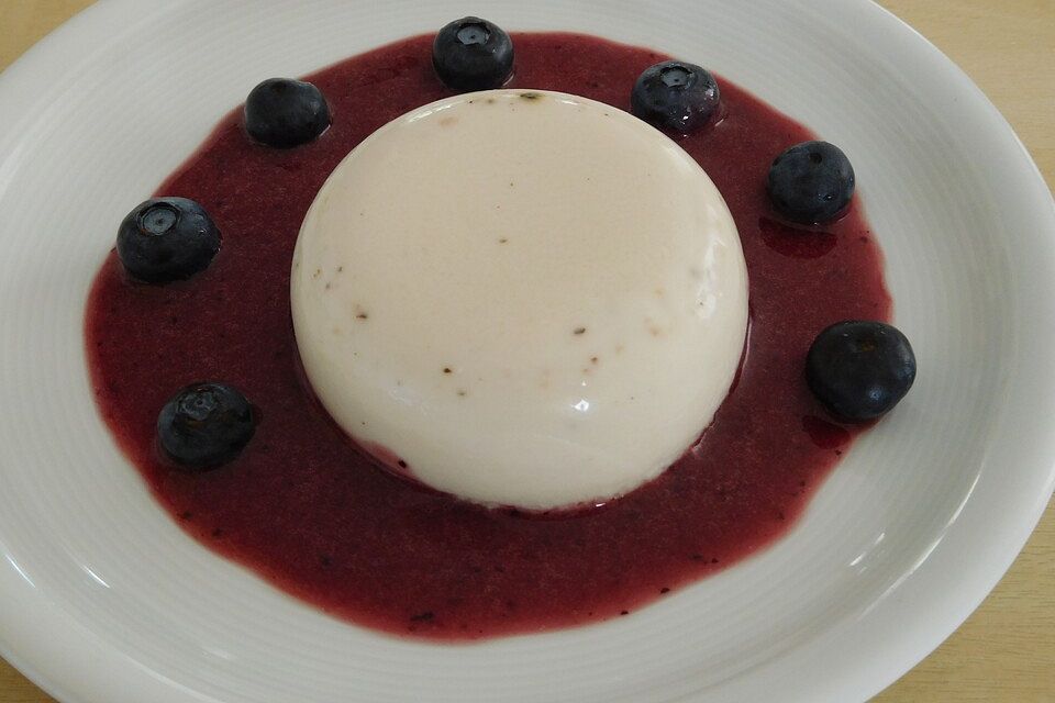 Kokos - Panna cotta mit Heidelbeeren