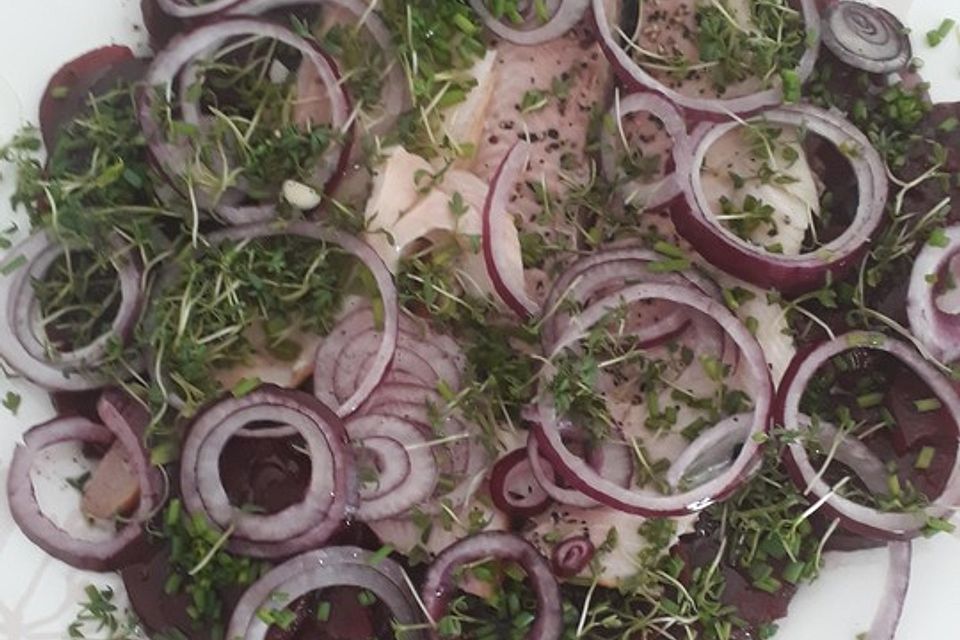 Rote Bete-Salat mit geräucherten Forellenfilets und Meerrettichdressing