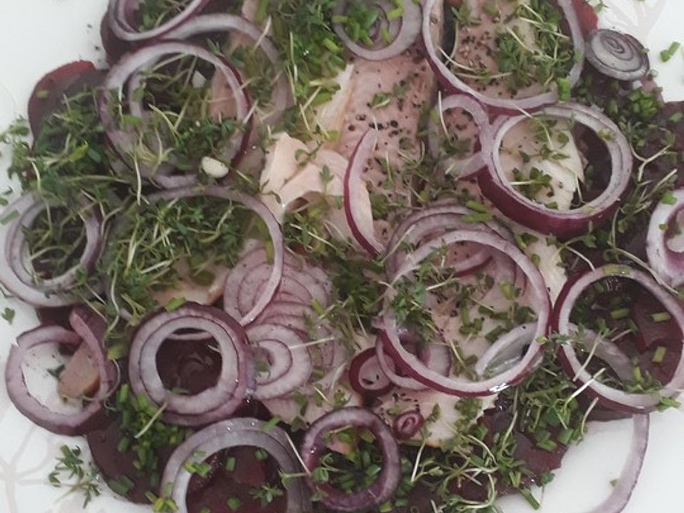 Rote Bete-Salat mit geräucherten Forellenfilets und Meerrettichdressing ...