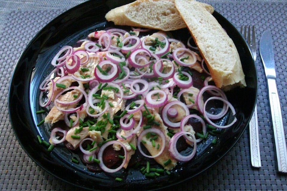 Rote Bete-Salat mit geräucherten Forellenfilets und Meerrettichdressing