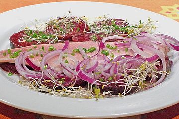 Rote Bete-Salat mit geräucherten Forellenfilets und Meerrettichdressing