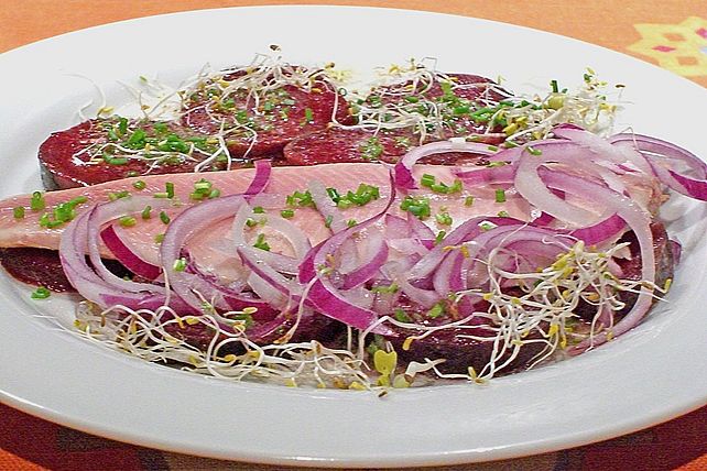 Rote Bete-Salat mit geräucherten Forellenfilets und Meerrettichdressing ...