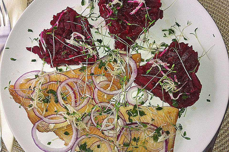 Rote Bete-Salat mit geräucherten Forellenfilets und Meerrettichdressing