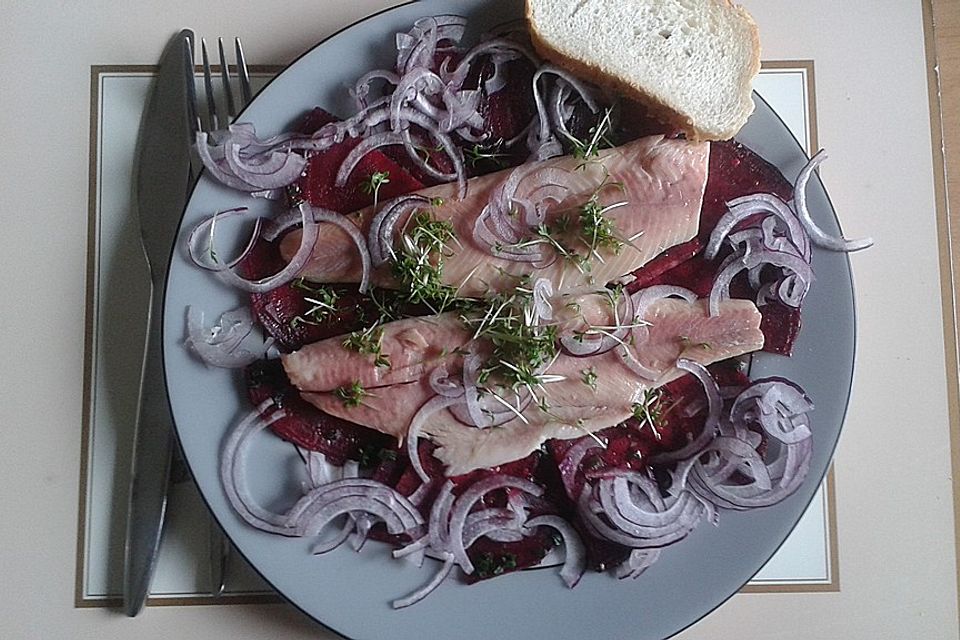 Rote Bete-Salat mit geräucherten Forellenfilets und Meerrettichdressing