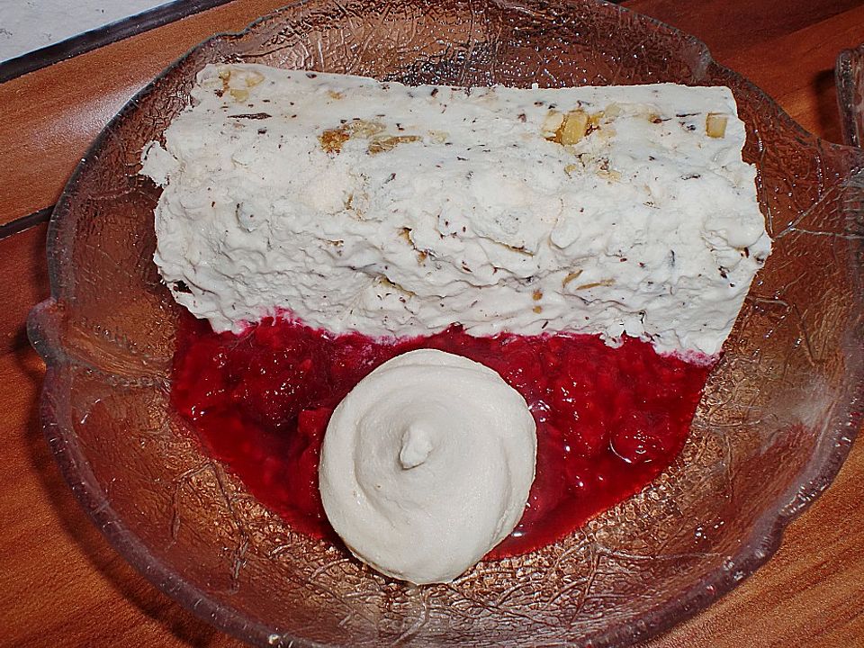 Gefrostetes Meringues Dessert mit heißen Früchten von mickyjenny