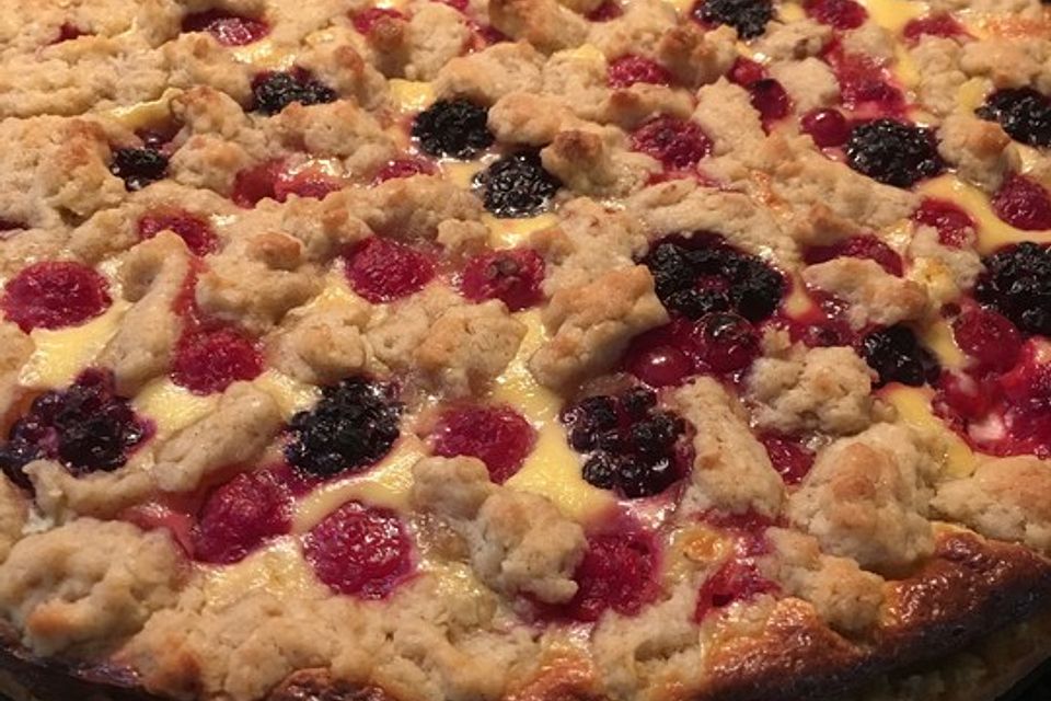 Beeren-Schmandkuchen mit Streuseln