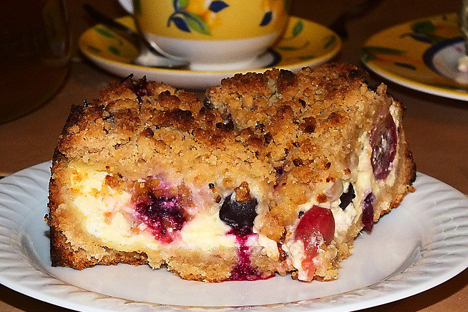 Beeren-Schmandkuchen mit Streuseln