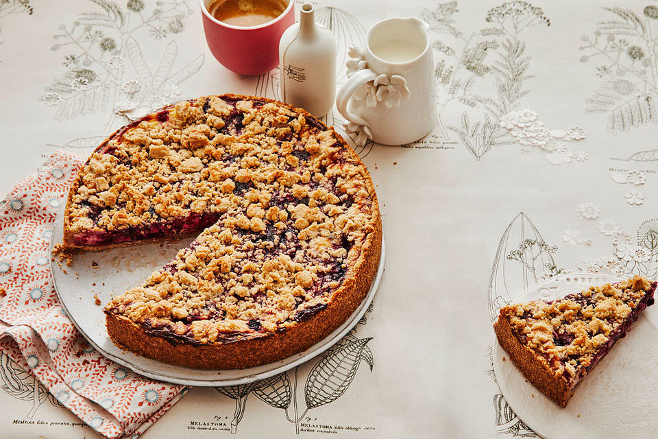 Beeren-Schmandkuchen mit Streuseln