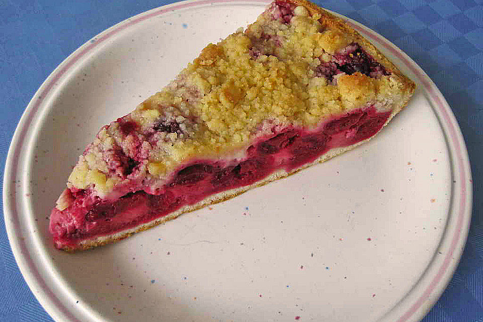 Beeren-Schmandkuchen mit Streuseln