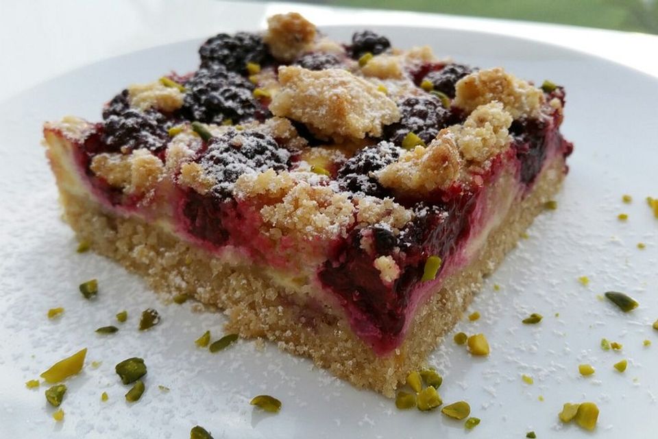 Beeren-Schmandkuchen mit Streuseln