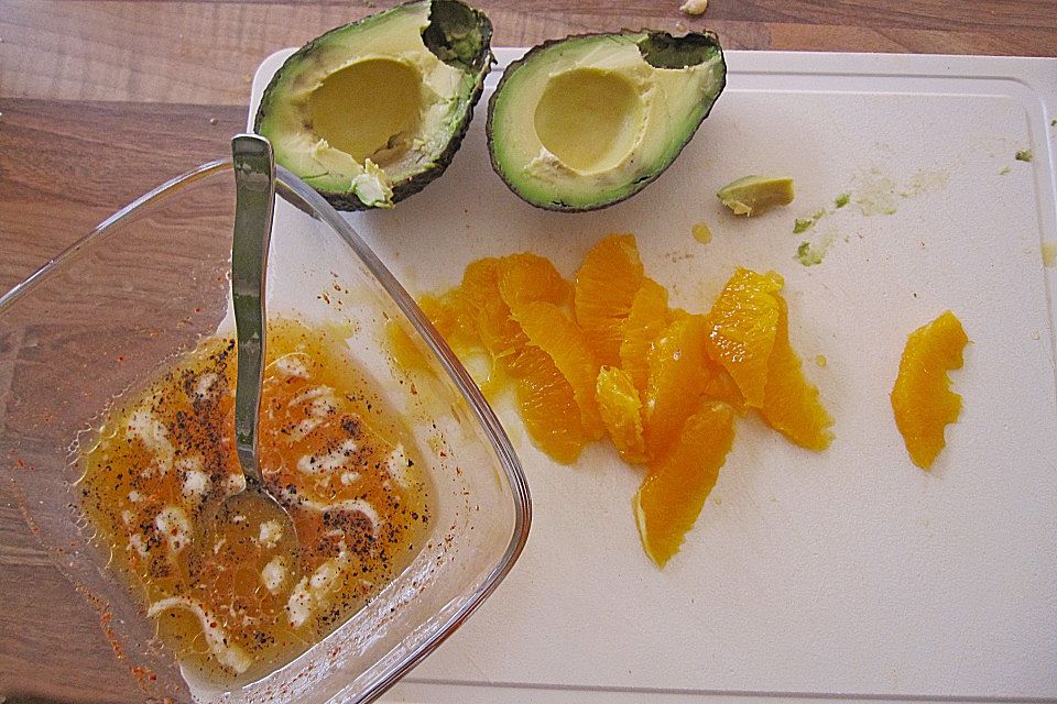 Avocado mit Garnelen und Orangenfilets